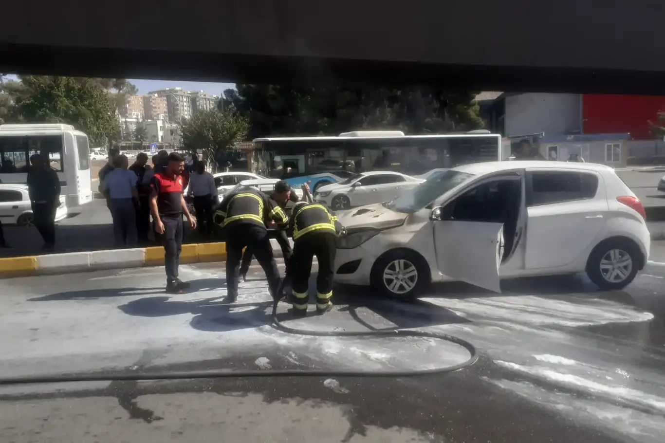 Otomobilin motorunda çıkan yangın söndürüldü