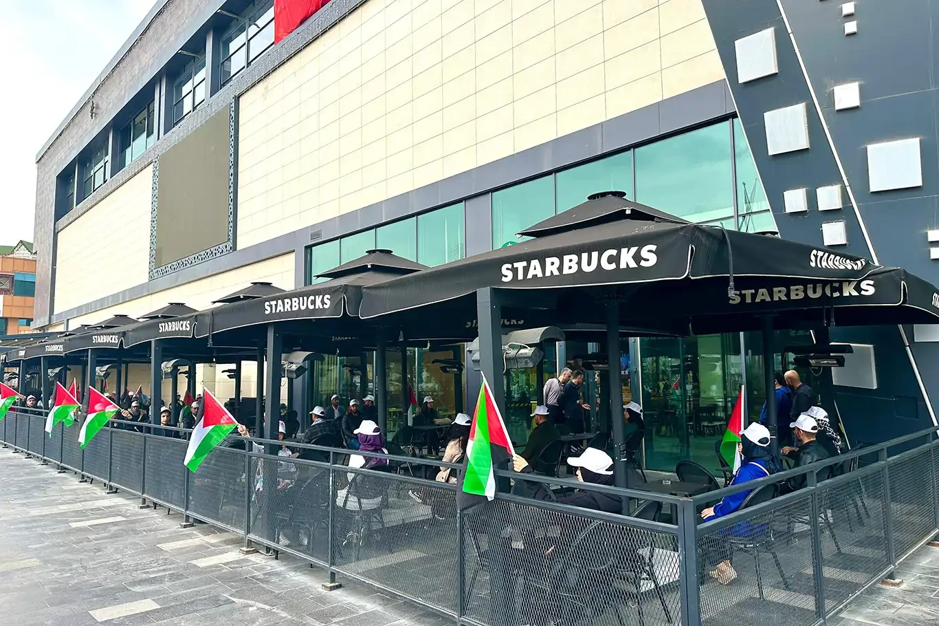 Starbucks küresel satışlarında düşüş açıkladı