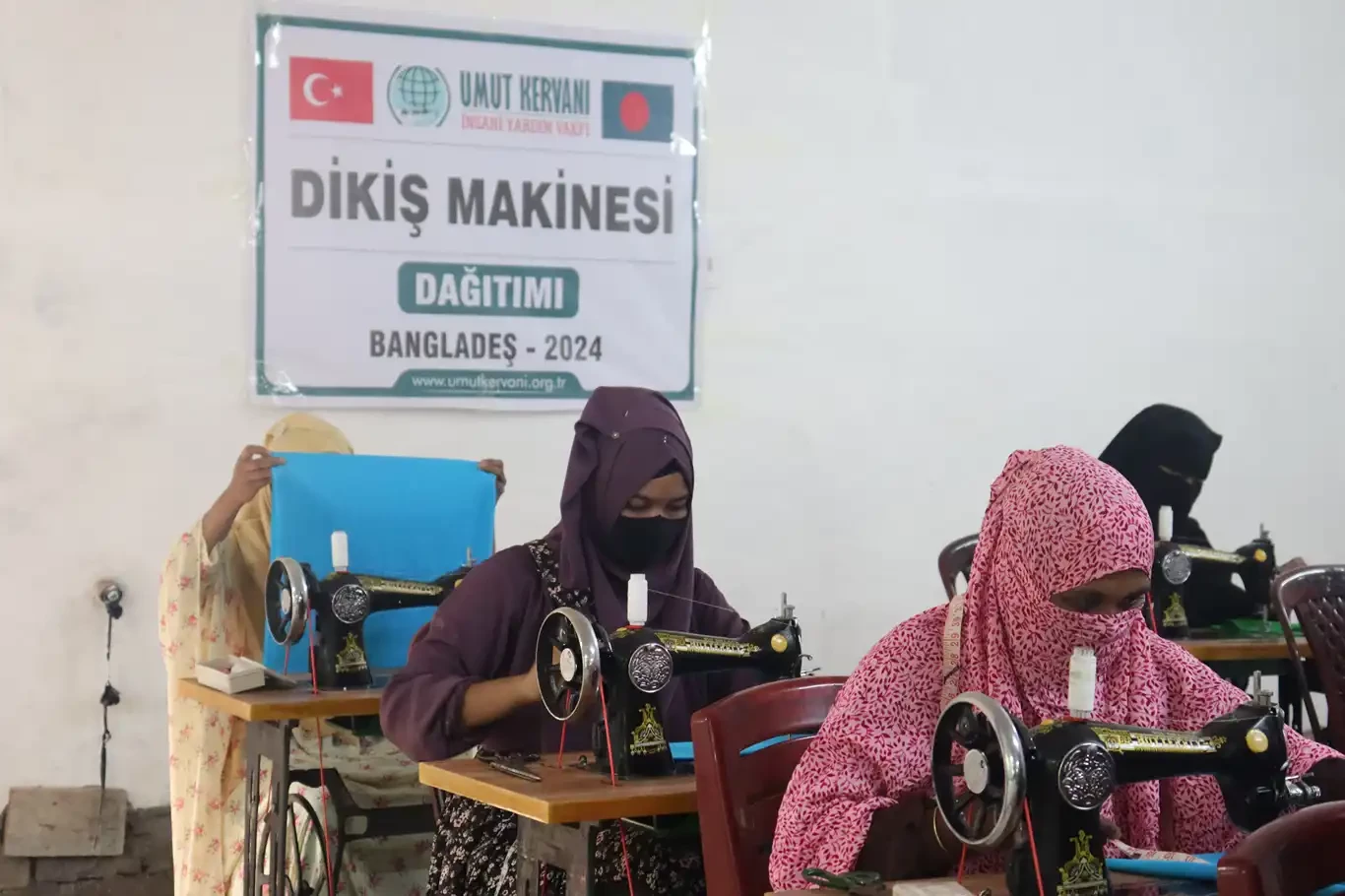 Umut Kervanı Bangladeş’te dikiş makinası yardımında bulundu