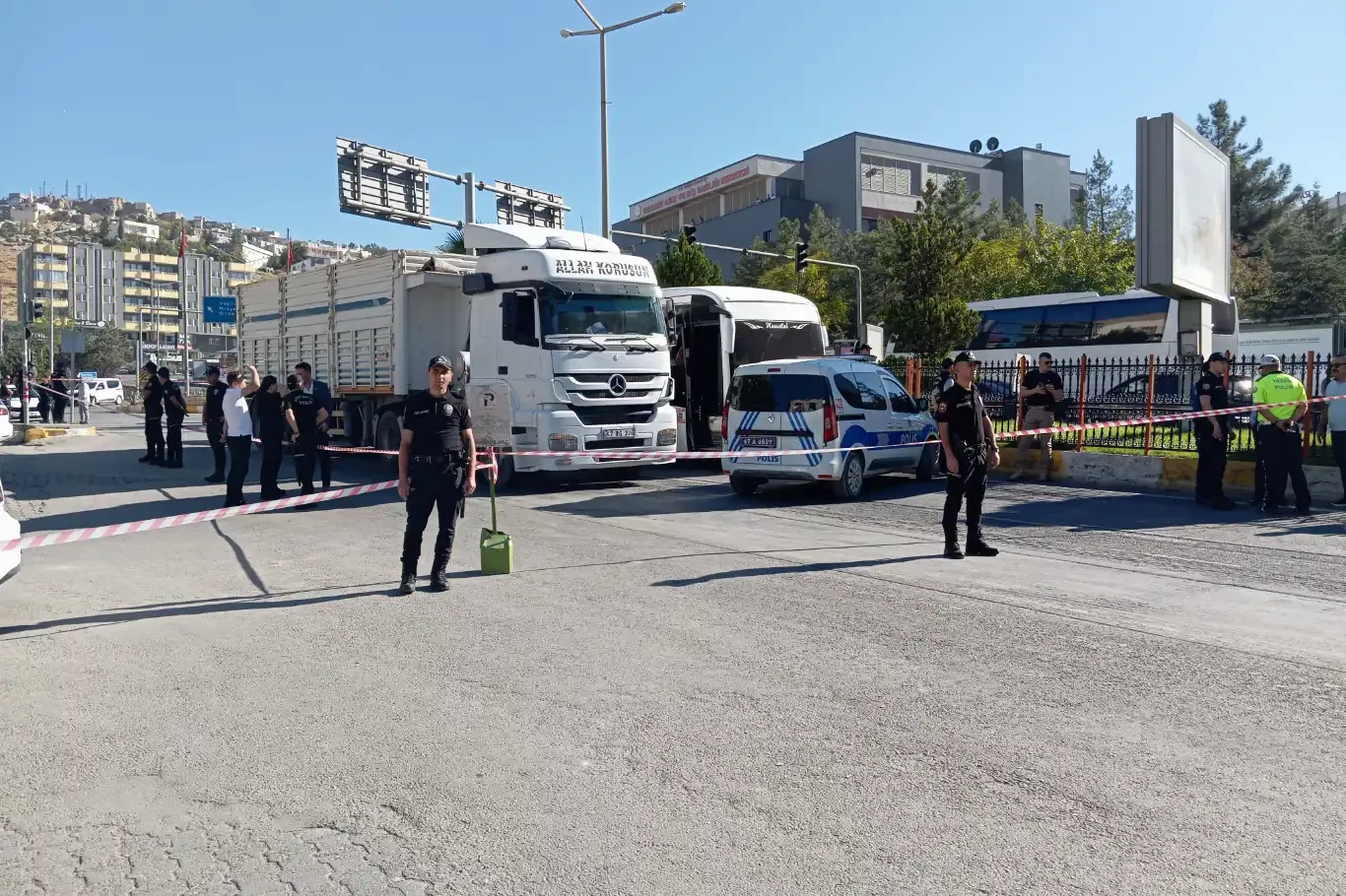 Mardin’de  tırın altında kalan bir kişi hayatını kaybetti 