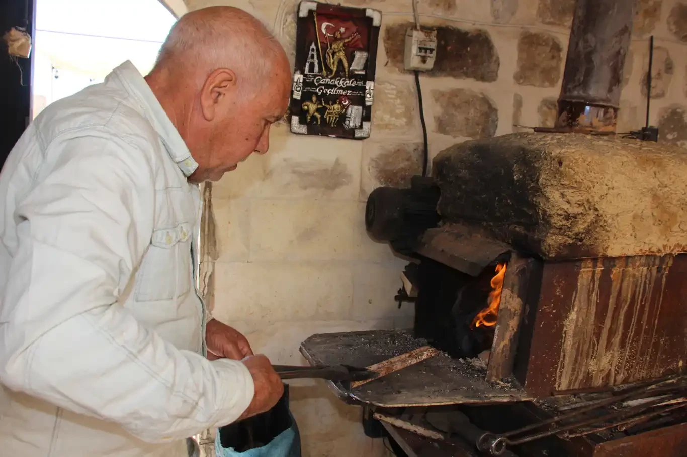 65 yıllık demirci ustası, hem işini hem de ibadetlerini aksatmadan yapıyor