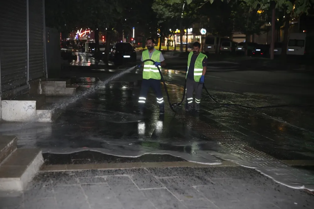 Aydın aslan caddesi’nde gece temizliği