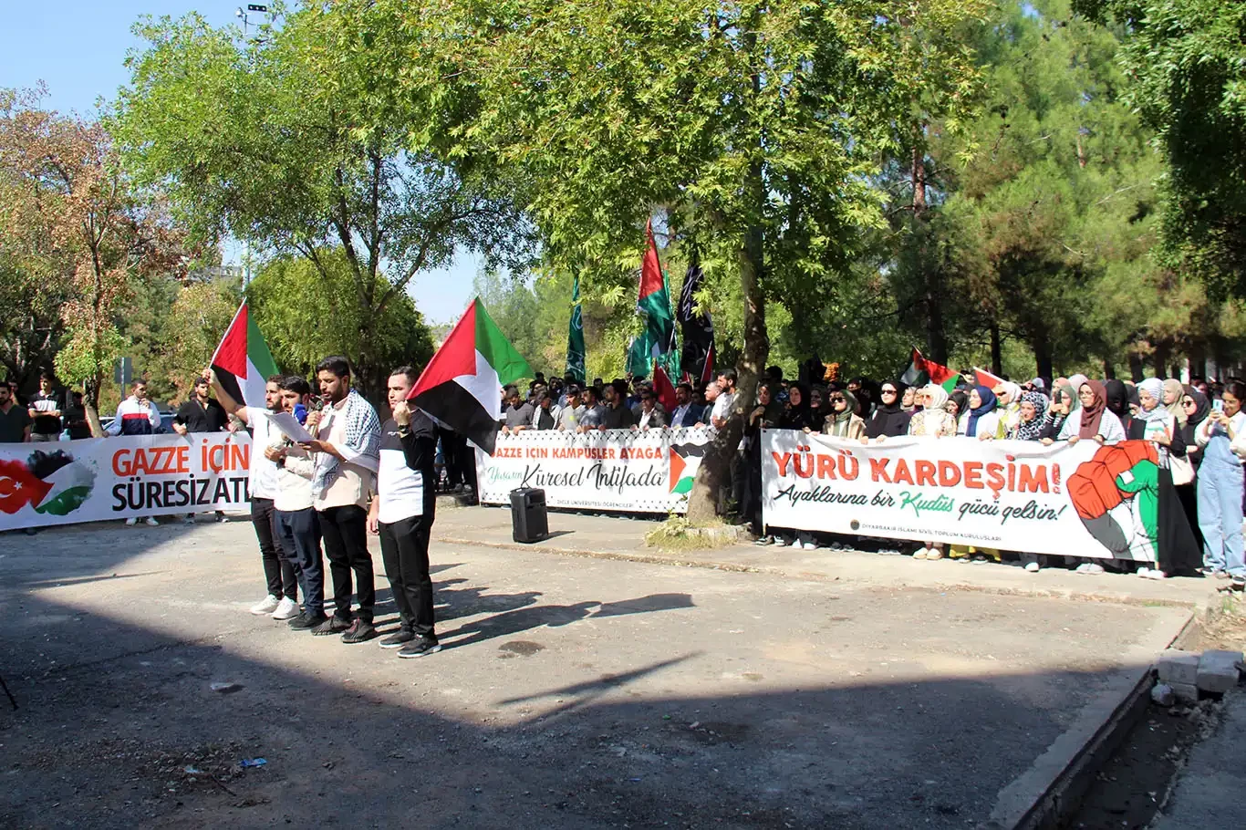 Dicle Üniversitesi öğrencileri Aksa Tufanının yıldönümünde yürüyüş düzenledi