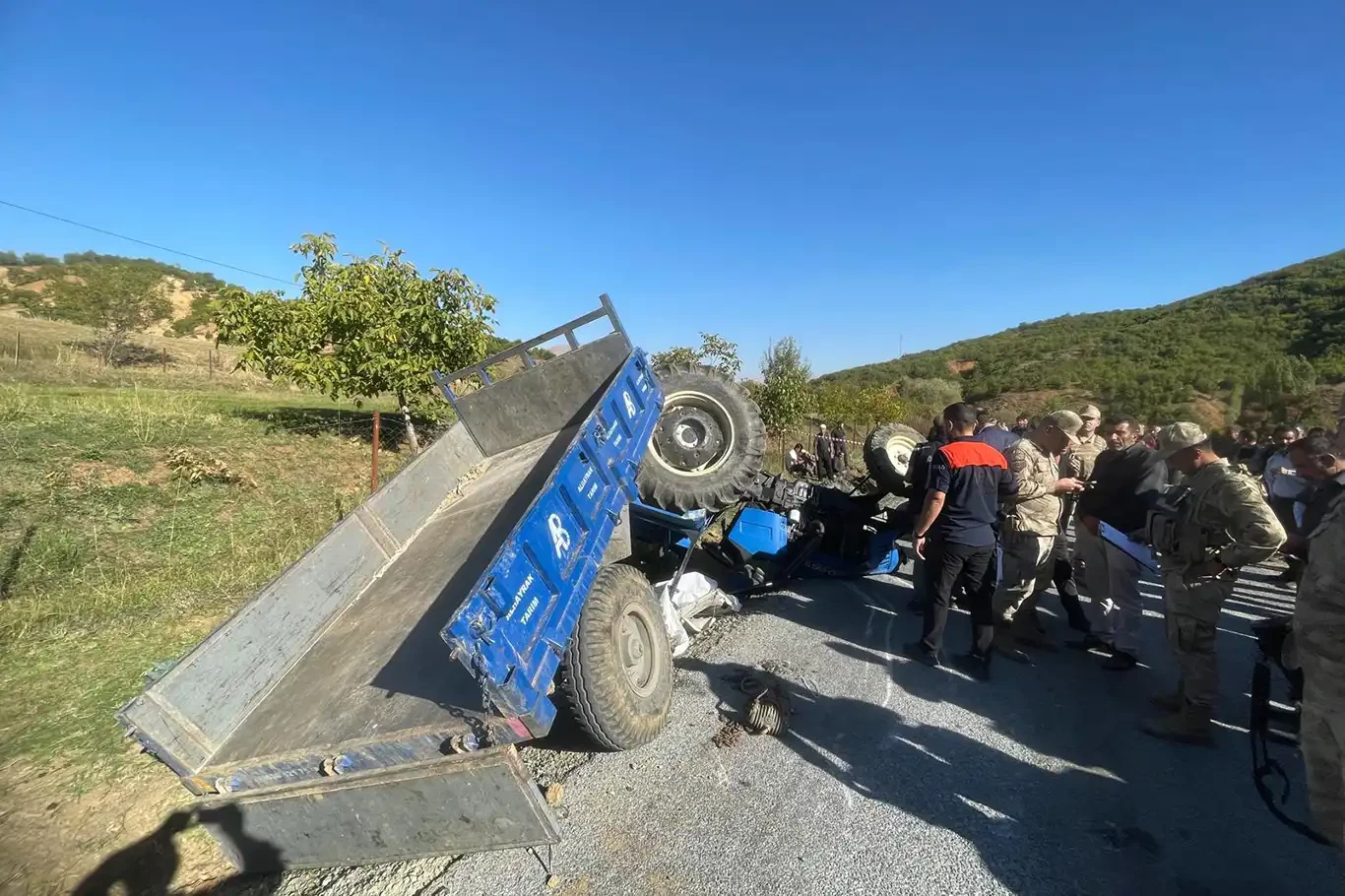 Devrilen traktörün altında kalan sürücü hayatını kaybetti