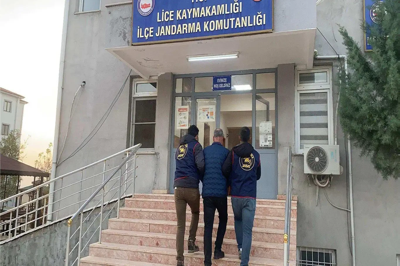 Kasten öldürme ve uyuşturucu suçundan aranan 2 firari yakalandı