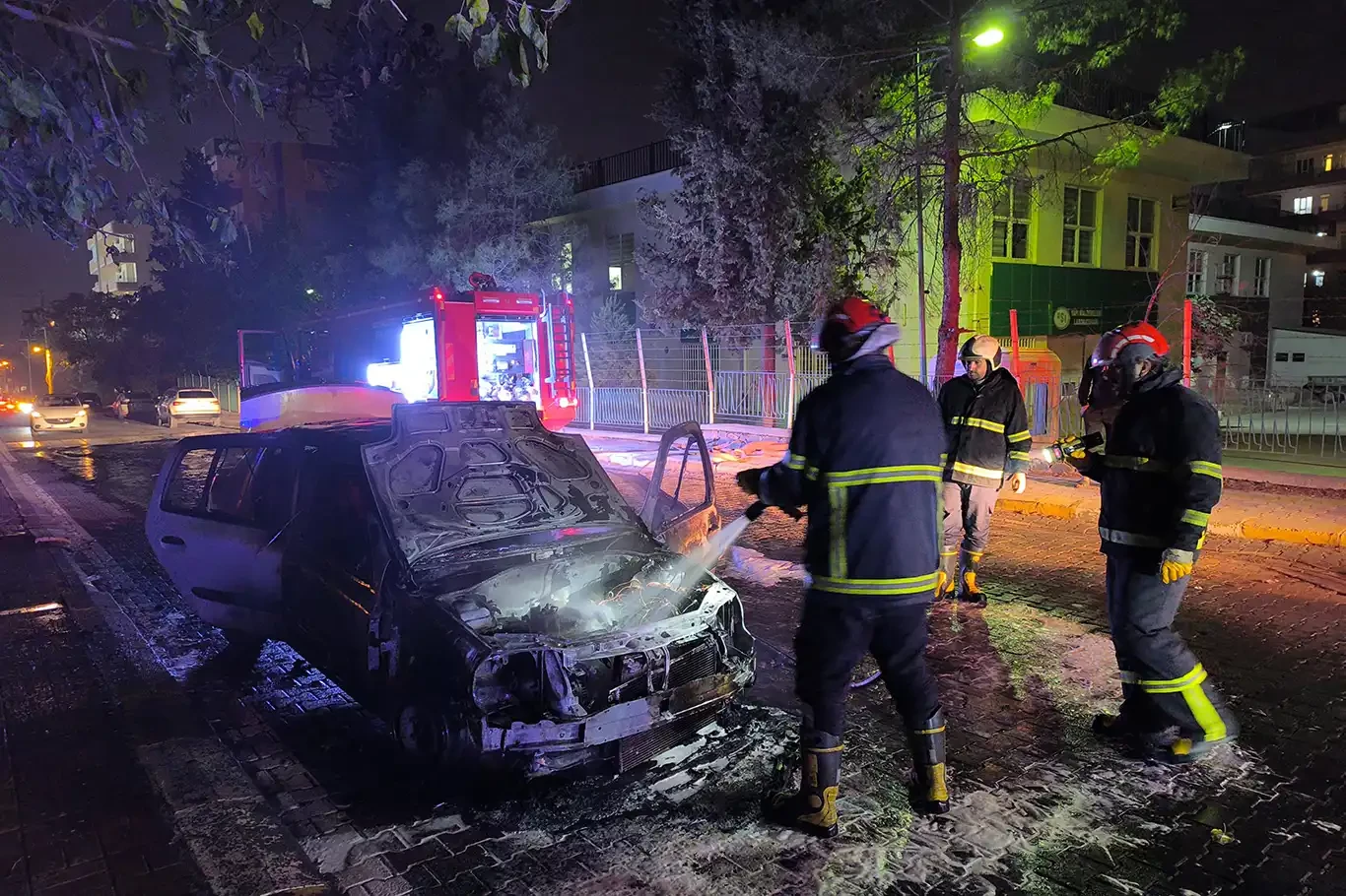 Şanlıurfa’da seyir halindeki otomobil alev aldı