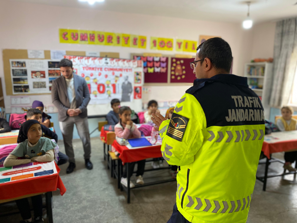 Köy Okulu Öğrencilerine Trafik Eğitimi