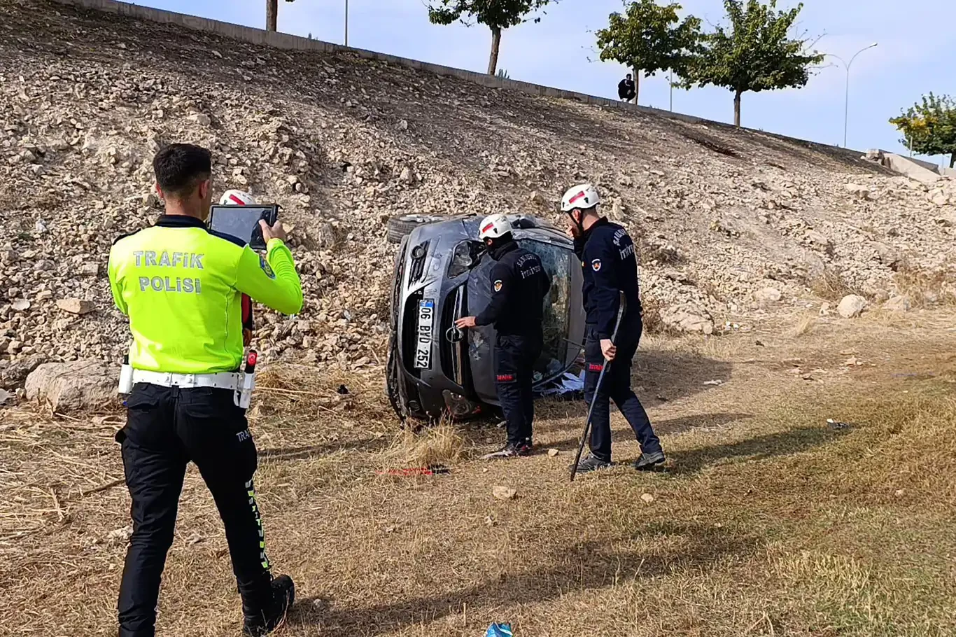 Şanlıurfa’da araç şarampole devrildi: 3 yaralı