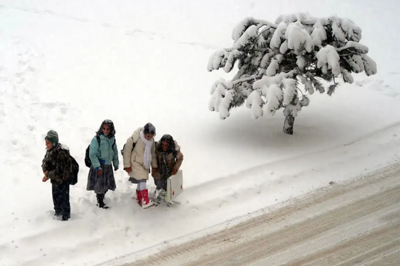 Kar yağışı nedeniyle bazı illerde okullar tatil edildi