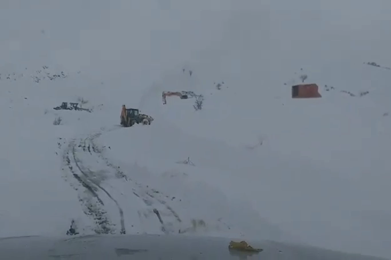 Siirt’te kar yağışı nedeniyle kapanan köy yolları açılıyor