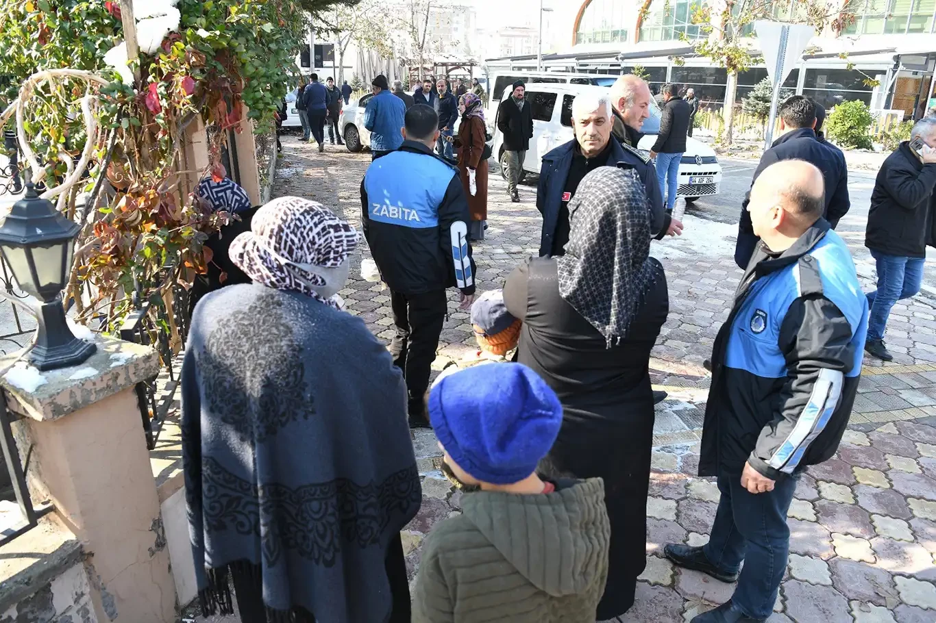 Yeşilyurt Belediyesi zabıta ekipleri dilencileri topladı