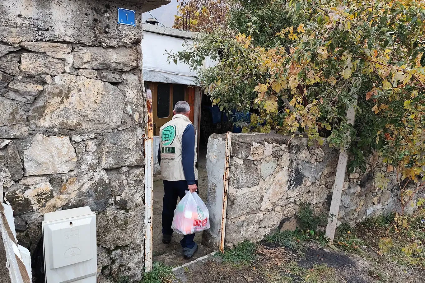 İhtiyaç sahiplerine Bitlis Umut Kervanı