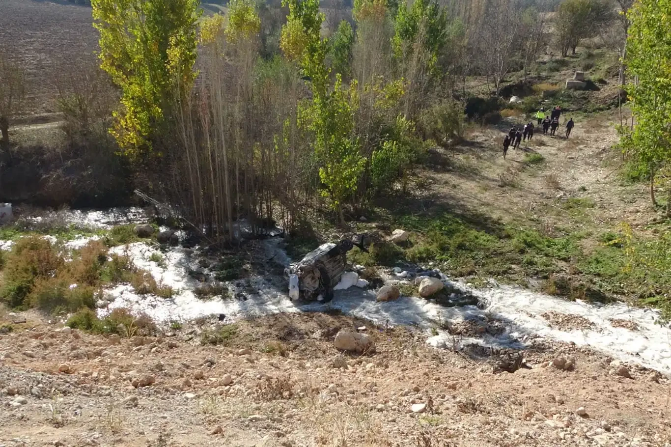 Kapalı yola giren otomobil, dereye yuvarlandı: 1 ölü