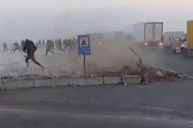 Van’da onlarca aracın karıştığı zincirleme trafik kazası kameralara yansıdı