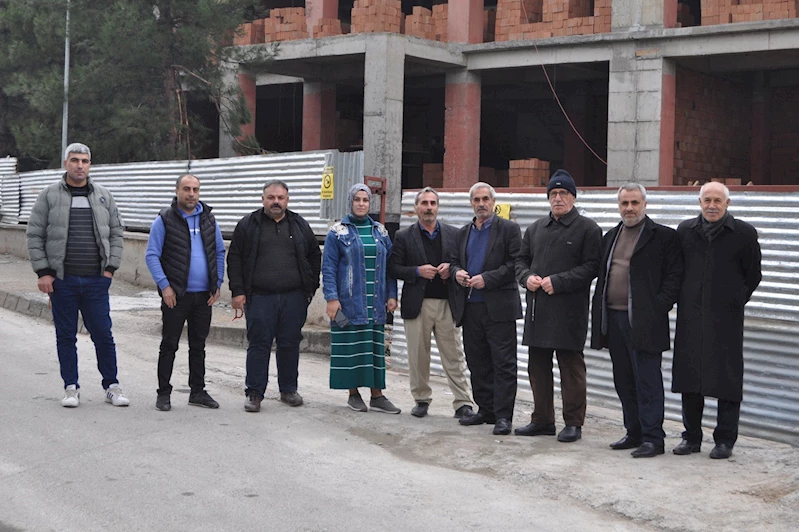 Mahalle sakinleri, inşaatı devam eden eski sağlık merkezinde poliklinik açılmasını istiyor