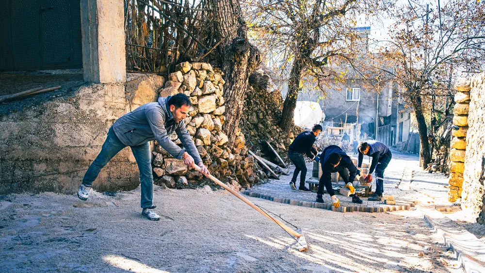 Gökçepınar köyünde 2.500 m² parke taşı döşeme çalışması tamamlandı