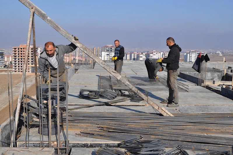 İnşaat ustaları zorlu kış koşullarında çalışmalarına devam ediyor