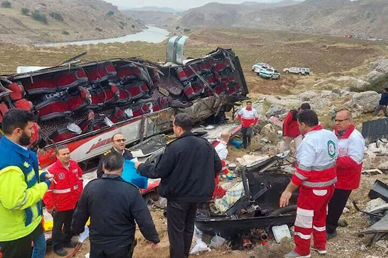 Yolcu otobüsü ile yakıt tankeri çarpıştı: 9 ölü, 15 yaralı