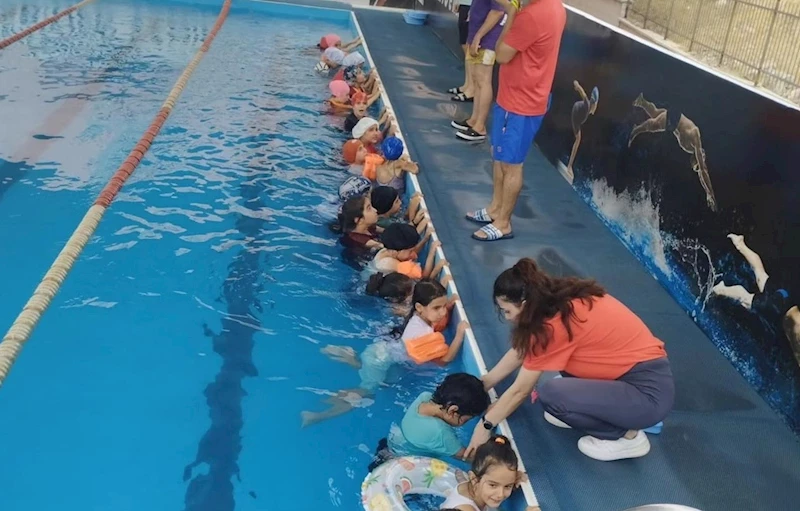 Gerger ilçesinde açılan kursla çocuklar yüzme öğreniyor
