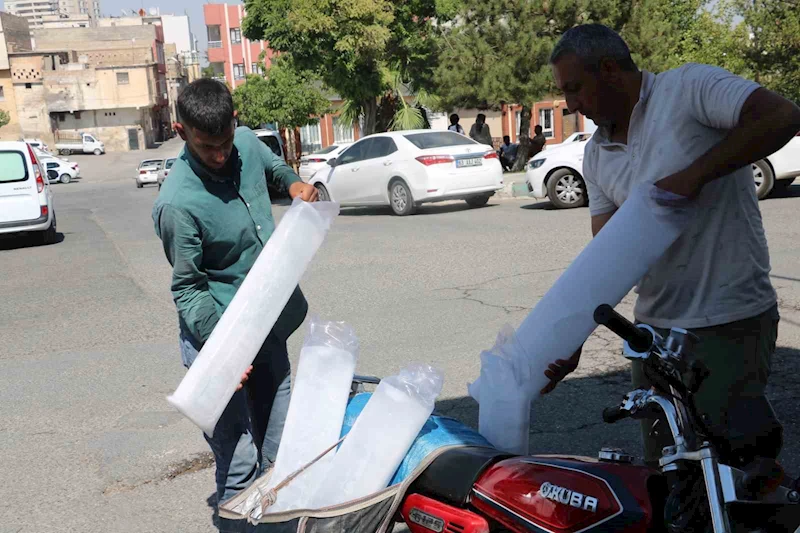 Şanlıurfa’da buz üreticileri talebe yetişemiyor
