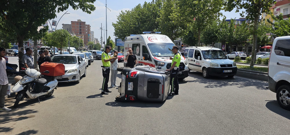 Batman Dörtyol Kavşağında Trafik Kazası: Araç Yan Yattı, 2 kişi yaralandı