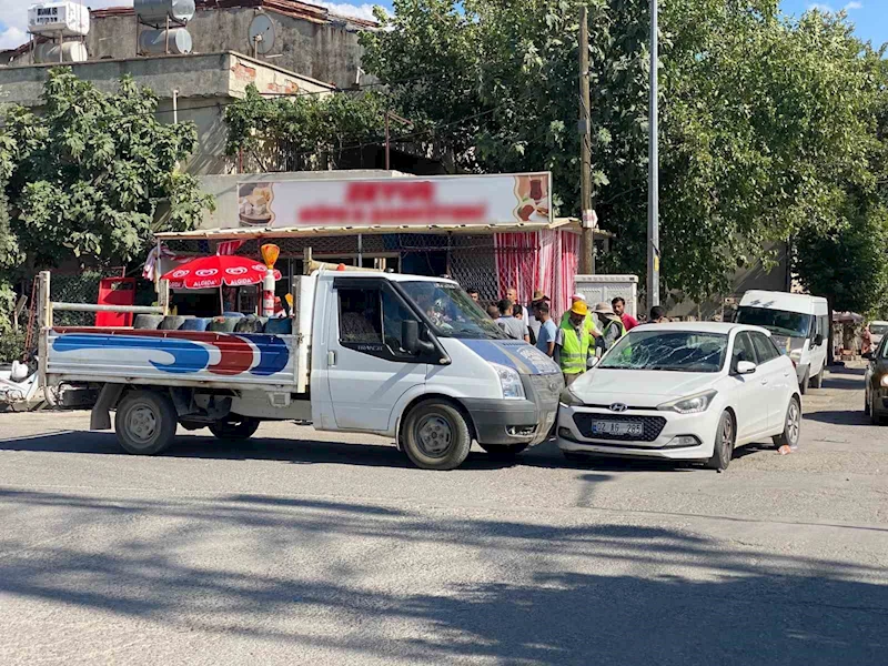 Kamyonet kasasından otomobilin üzerine uçtular: 2 yaralı
