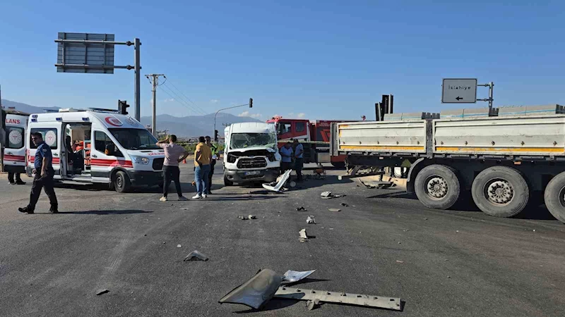 Gaziantep’te 3 aracın karıştığı kazada minibüs şoförü ağır yaralandı
