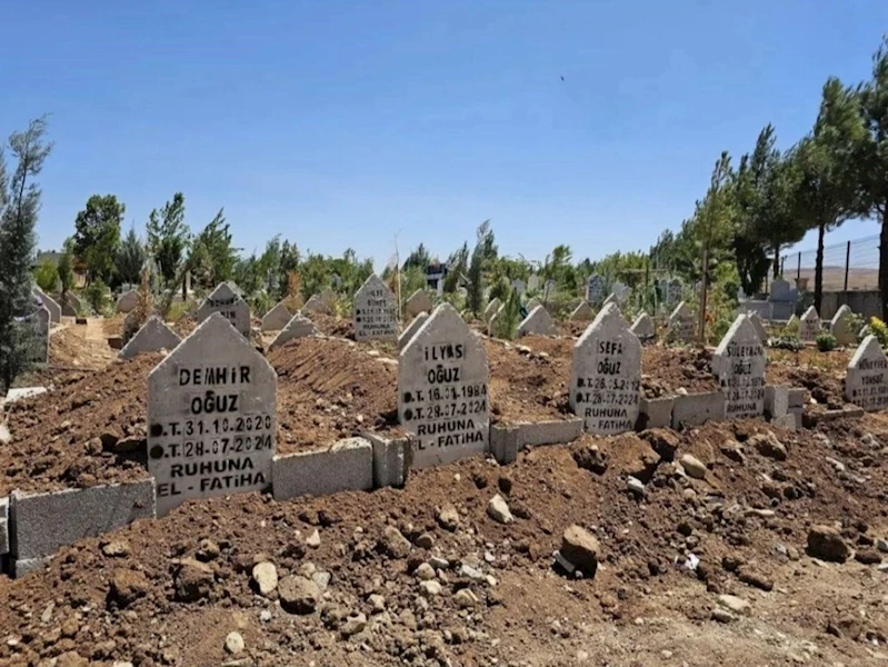 Ağabey, kardeş ve çocukları yan yana defnedildi
