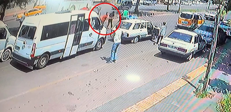 Trafikte husumetli şahısların silahlı kavgası güvenlik kamerasına yansıdı: 1 yaralı
