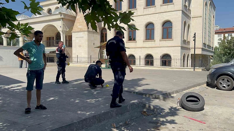 Namaz kılmak için camiye giderken merminin hedefi oldu
