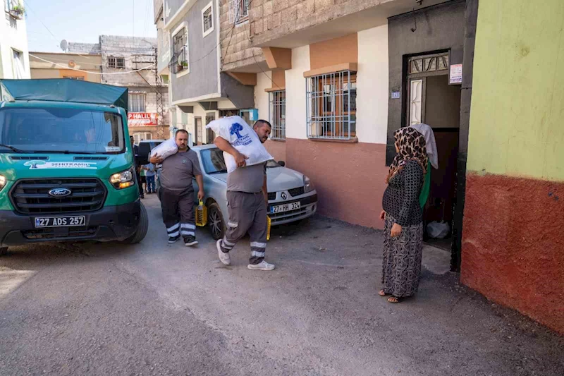 Şehitkamil Belediyesinden 1 günde 2 bin aileye gıda desteği
