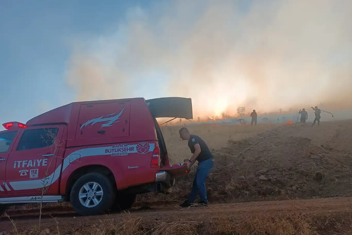 Arazi yangını ormanlık alana ve bahçelere sıçradı