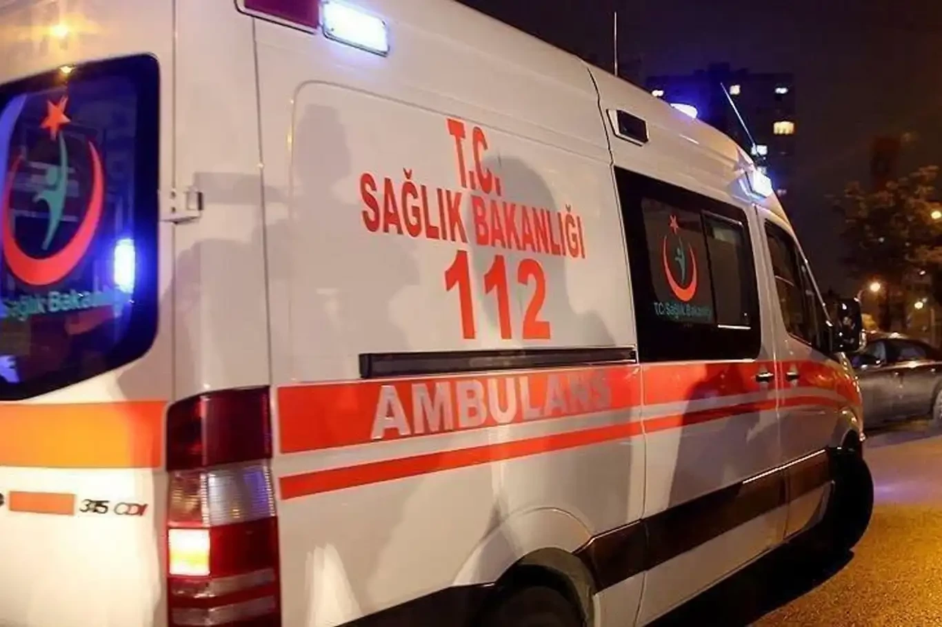 Ambulansın devrildiği kazada 4 kişi yaralandı