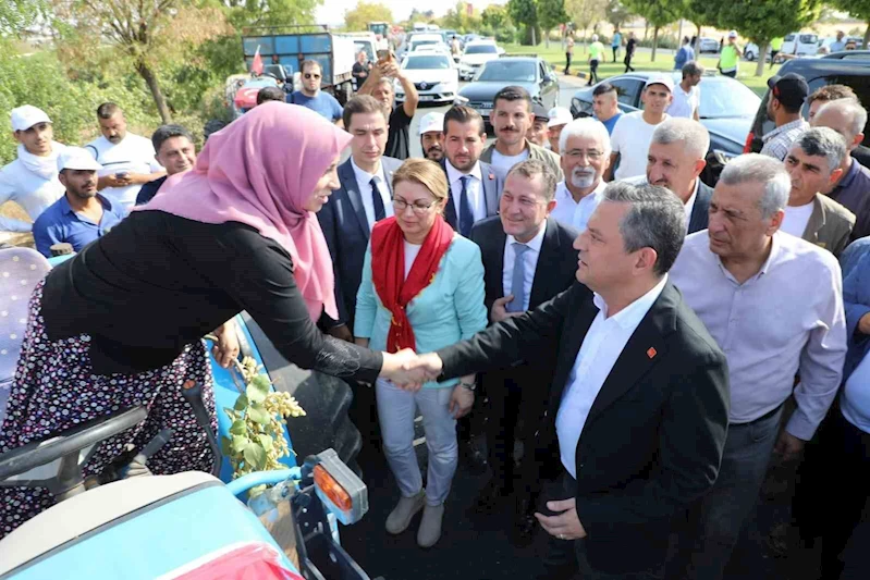 CHP’li belediye başkanı eşini çiftçi diye tanıttı
