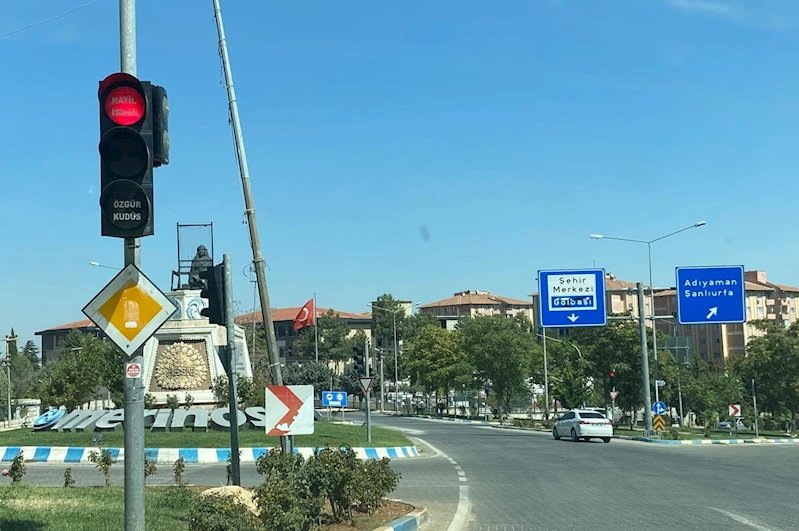 Trafik lambalarına ‘Katil İsrail’ yazısı
