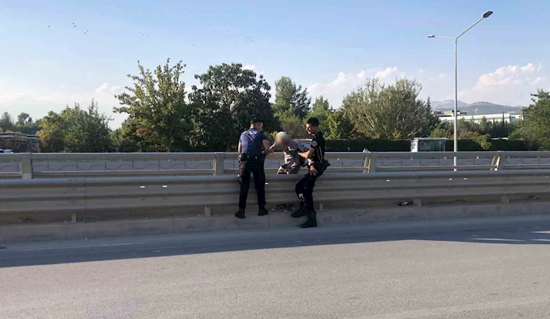 Üst geçitten atlamak isterken polis yakaladı
