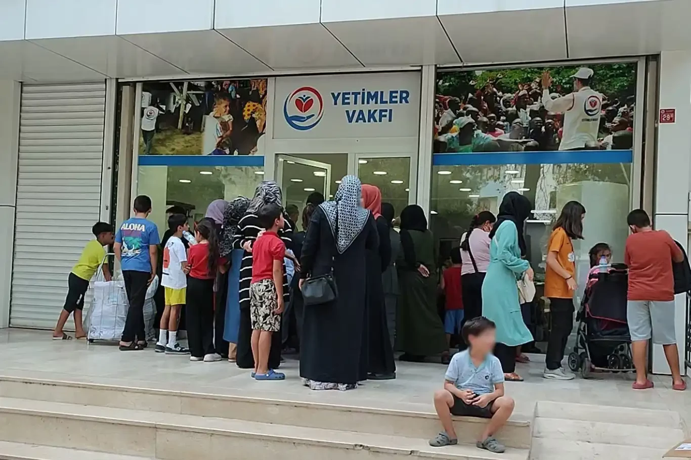 Yetimler Vakfı yüzlerce öğrenciye kırtasiye desteğinde bulundu