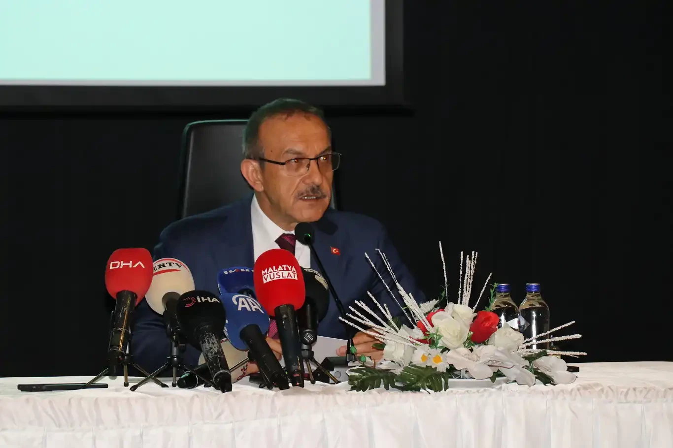 Vali Yavuz: Kalıcı konutları süratle hak sahiplerine teslim edeceğiz