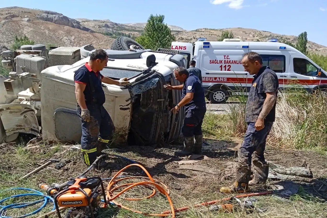 Beton mikseri devrildi: 2 yaralı 