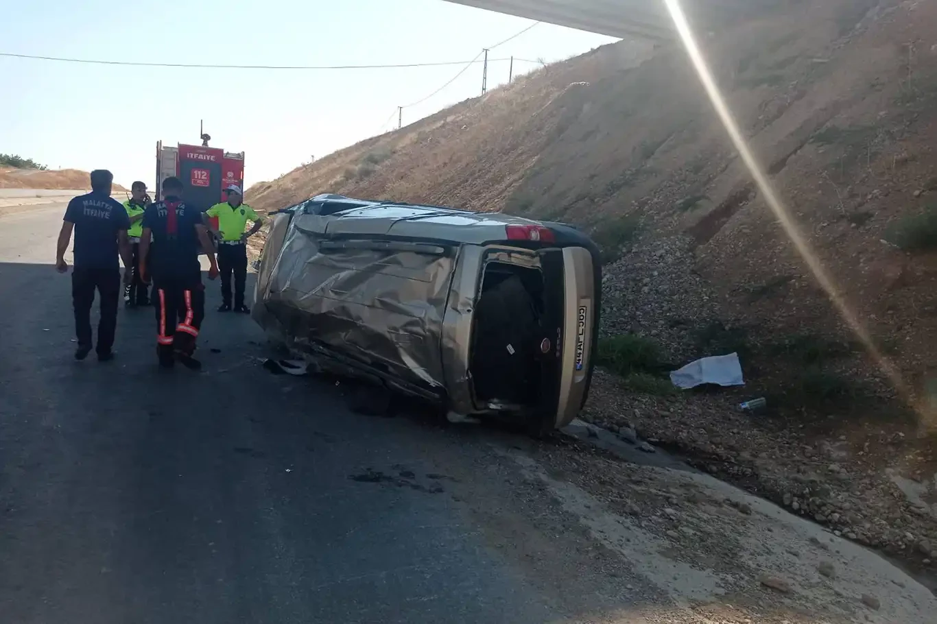 Sürücünün direksiyon hakimiyetini kaybettiği araç takla attı: 2 yaralı