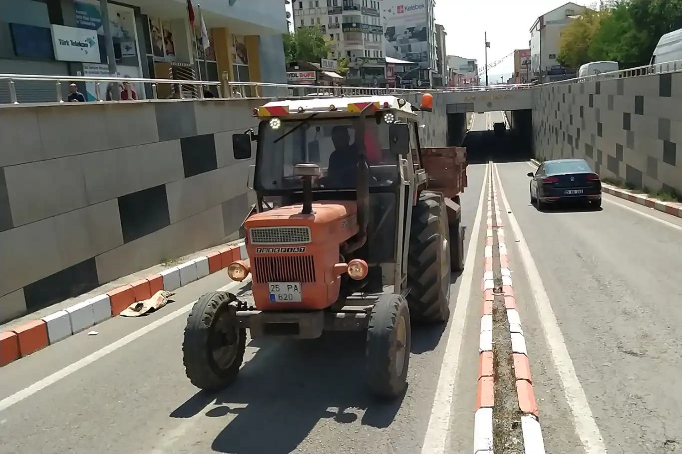 Aracın lastiği patlayınca yol trafiğe kapatıldı