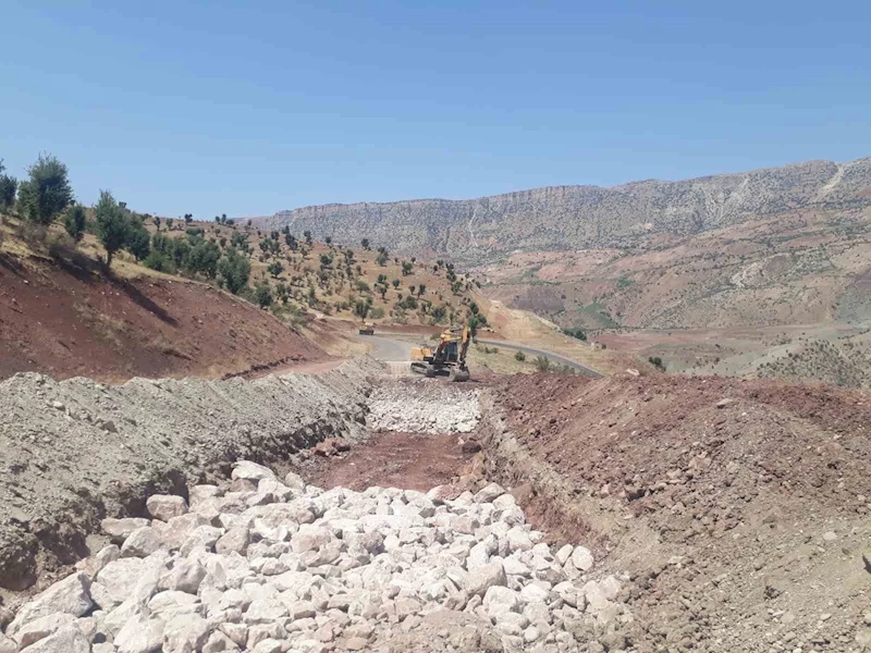 Siirt’te heyelan nedeniyle kapanan yol trafiğe açıldı
