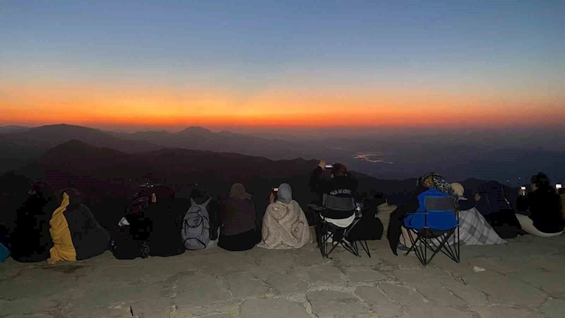 Doğu-Batı Dostluk ve İpek Yolu Rallisi Nemrut’un zirvesinde
