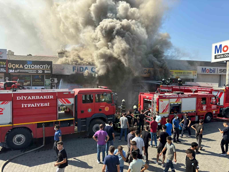 Diyarbakır’da 3. Sanayi Sitesi’nde çıkan yangına müdahale çalışmaları devam ediyor
