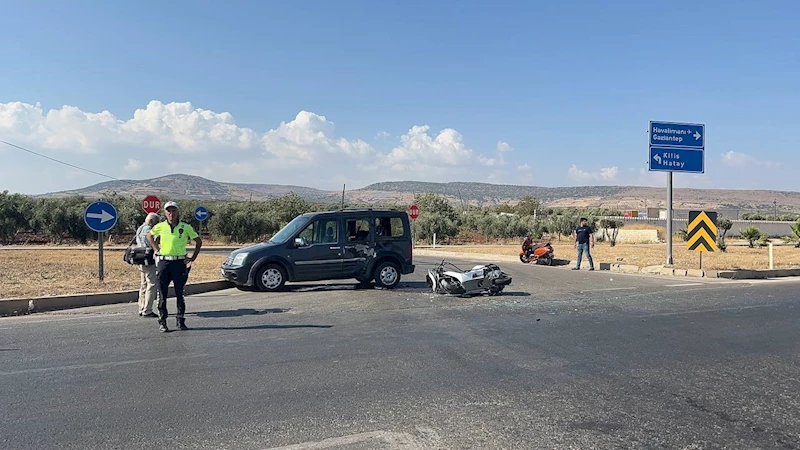 Kilis’te motosiklet ile hafif ticari araç çarpıştı: 1’i ağır 2 yaralı
