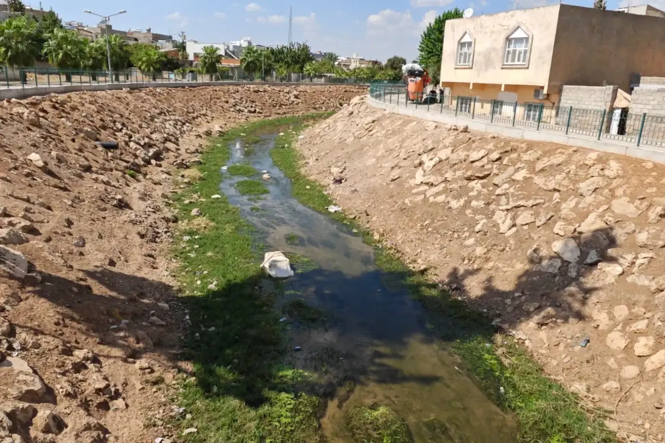 Mardin’de dere yatağına atılan atıklar tepki çekiyor