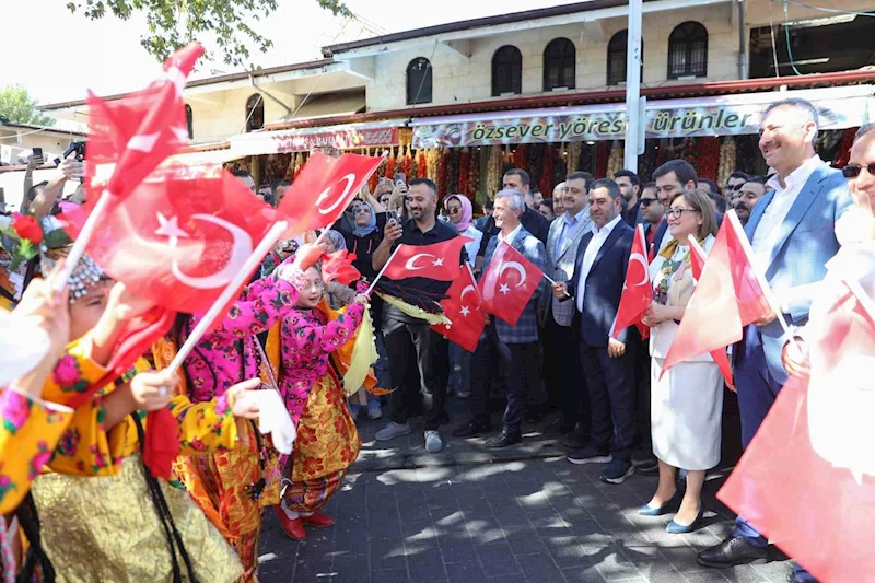 Gastroantep festivali düzenlenen kortej ile başladı
