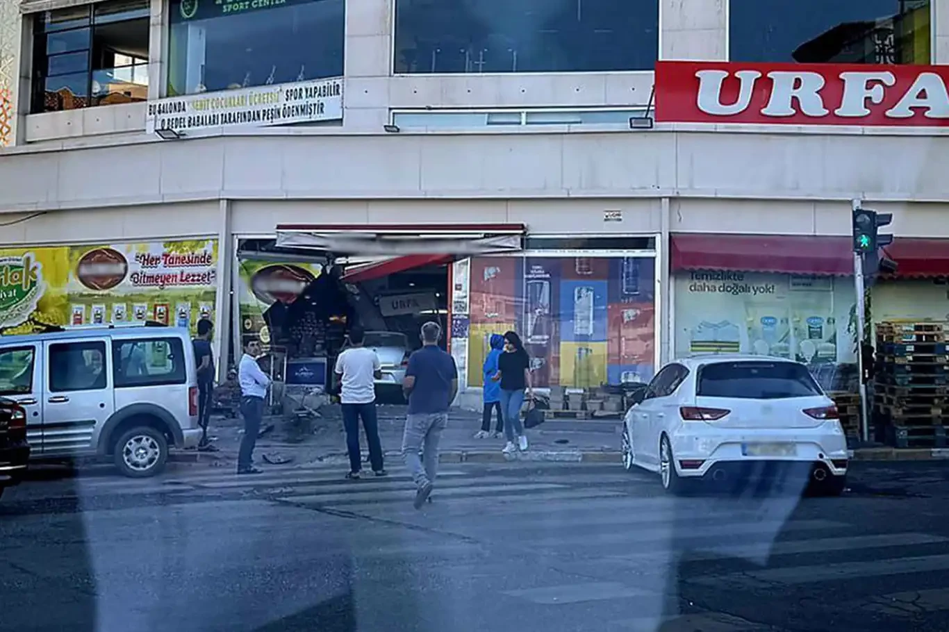 Şanlıurfa’da otomobil marketin içine daldı