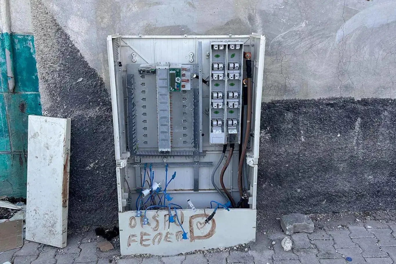 Şanlıurfa’da açık elektrik panosu tehlike saçıyor