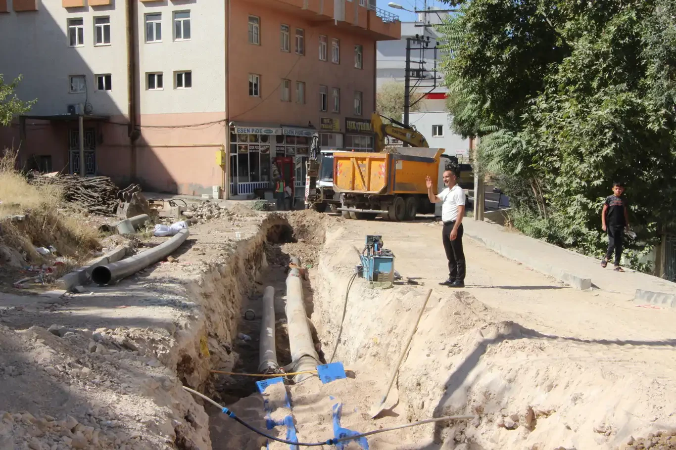 Halk, okullara sayılı günler kala bir an önce devam eden altyapı çalışmalarının bitmesini istiyor